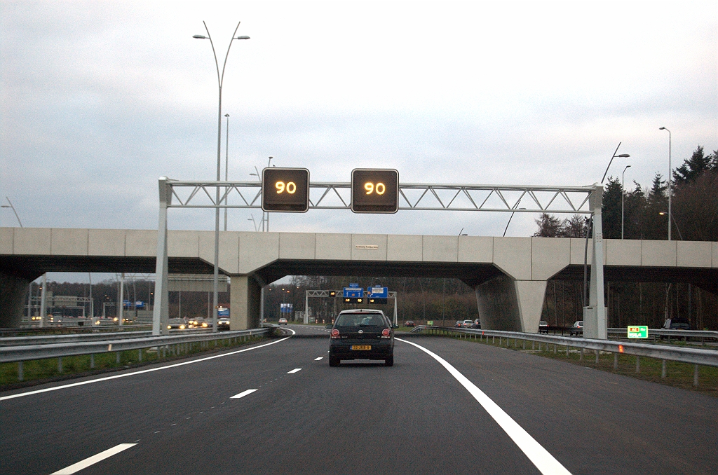 20091212-165542.bmp - Tot aan kp. de Hogt blijft het twee rijstroken. Het enige wat we merken van de aansluiting Airport is de passage onder het viaduct. Geen hinderlijke uit- en invoegbewegingen meer.