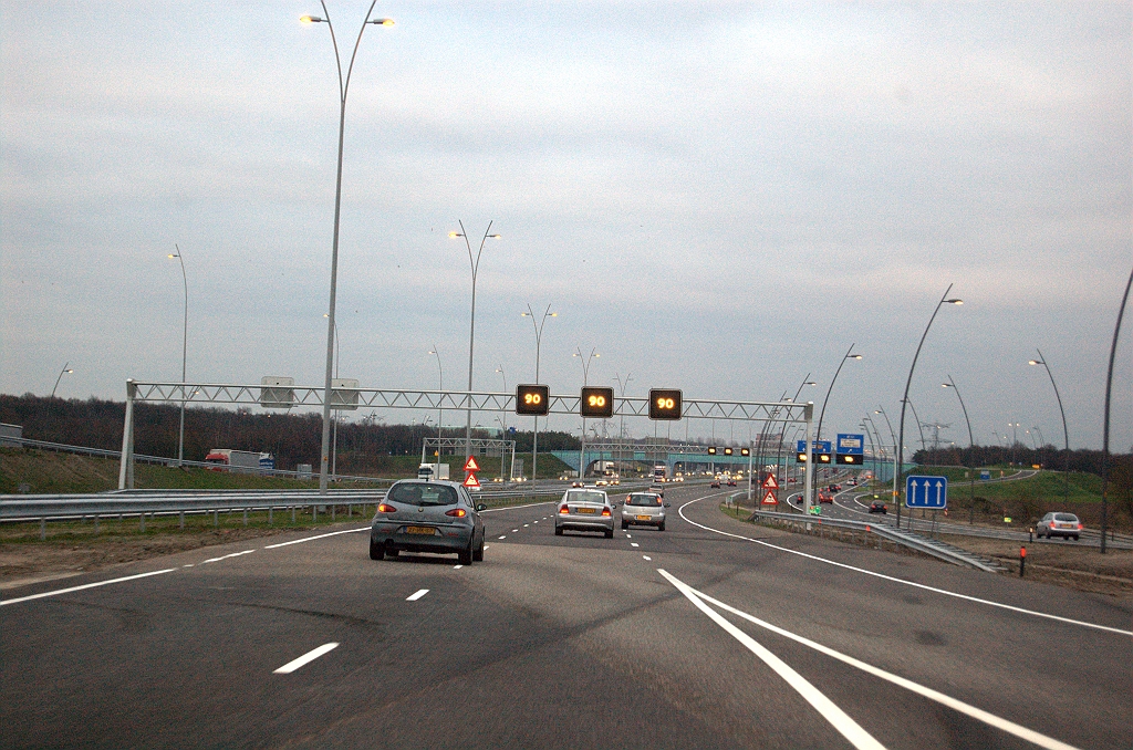 20091212-170048.bmp - De verbindingsweg Antwerpen-Maastricht komt erbij als rijstrook 3. Het blijft driestrooks tot kp. Leenderheide. Nog geen ZOAB op dit wegvak tot na de aansluiting high tech campus.