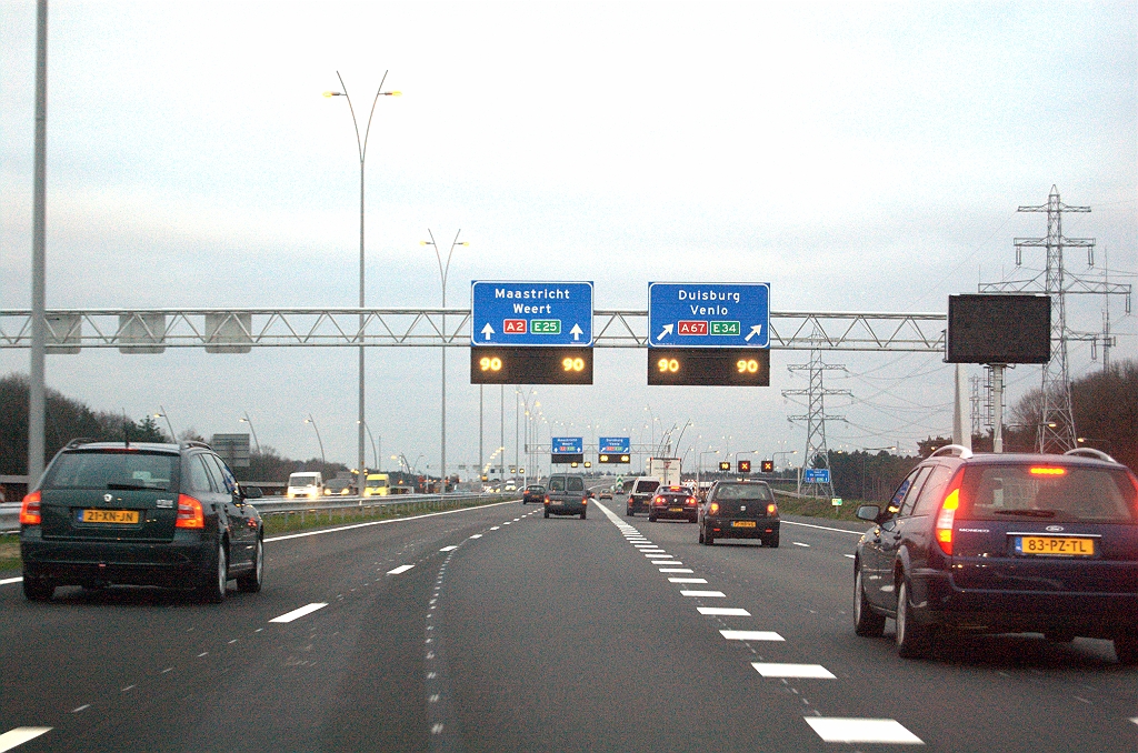 20091212-170310.bmp - Men zou dus, komende van dat oversteekje, twee rijstroken kunnen oversteken om naar Maastricht te rijden, een kilometer parallelrijbaan vermijdend.