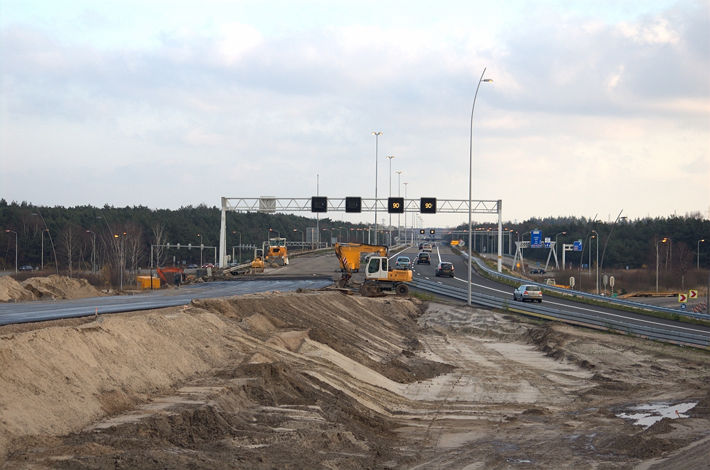 20091213-150612.bmp - Inderdaad. Na zes weken spookrijden over de noordelijke rijbaan is het verkeer weer terug op de zuidelijke. Dat suggereert dat het groot onderhoud van de twee viaducten in de zuidelijke rijbaan is afgerond.