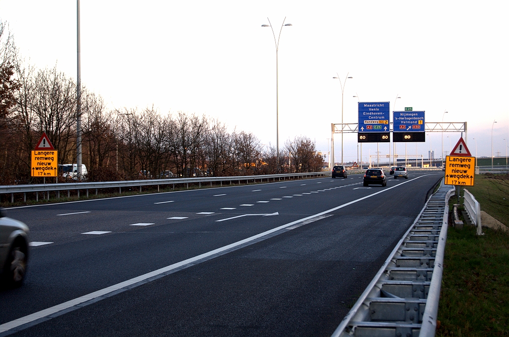 20091213-164933.bmp - 12 december 2009 kan de boeken in als de datum waarop het hoofd/parallelrijbaansysteem in de Randweg Eindhoven (bijna) volledig in gebruik werd genomen, met de openstelling van de hoofdrijbaan in zuidelijke richting. In noordelijke richting was het op 1 november al zover. De gele borden langs de A58 vanuit de richting Breda zijn een aanwijzing voor de nieuwe situatie, maar de waarde van 17 km is alleen van toepassing als men inderdaad die nieuwe hoofdrijbaan kiest.