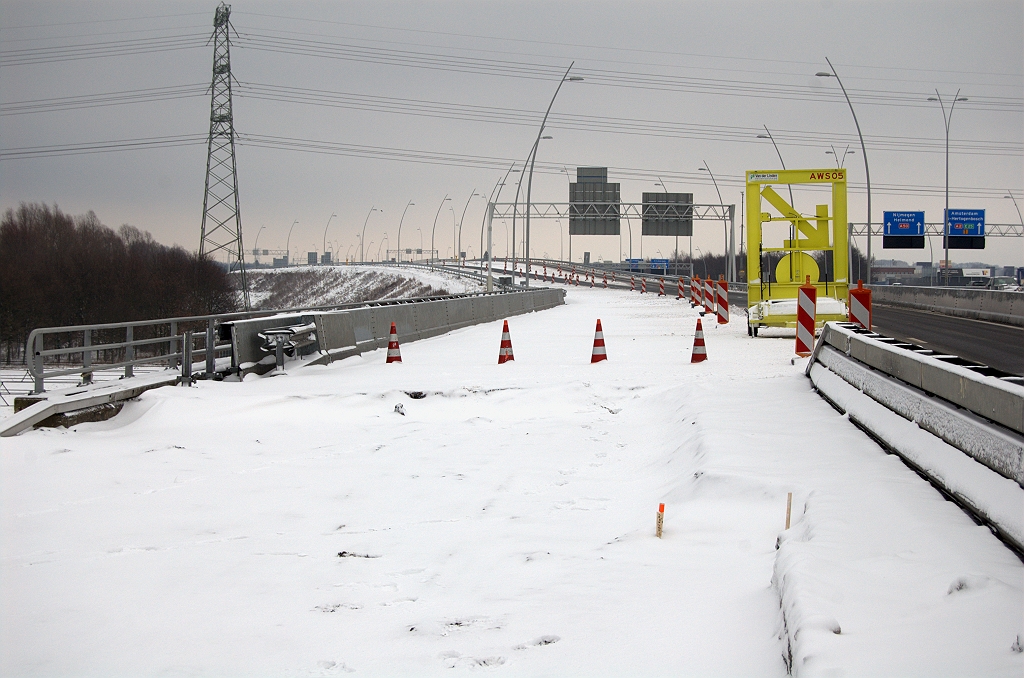 20091220-142155.bmp - Hevige sneeuwval op 20 december 2009. Er worden weer- en verkeersalarmen afgekondigd. Het is dan ook rustig op de Randweg Eindhoven, zoals hier op het spoorviaduct (KW 3) tussen de knooppunten Ekkersweijer en Batadorp.  week 200950 