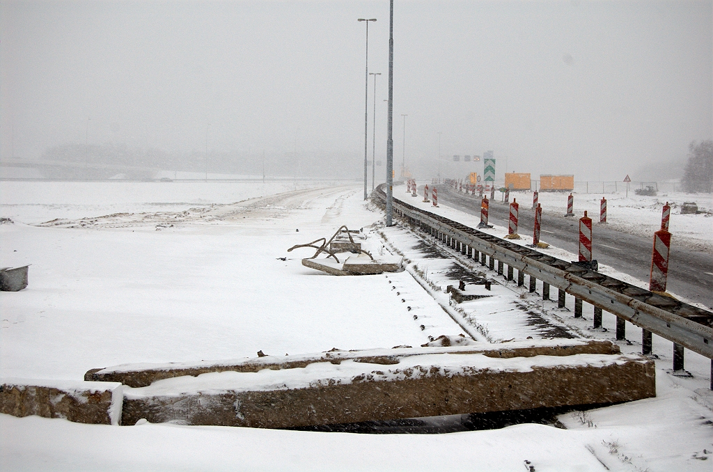 20091220-145827.bmp - Oude verbindingsweg Nijmegen-Breda over het te slopen viaduct in kp. Batadorp (KW A). Men is voortgegaan met het strippen ervan, gezien de brokstukken die erop zijn neergelegd.  week 200950 