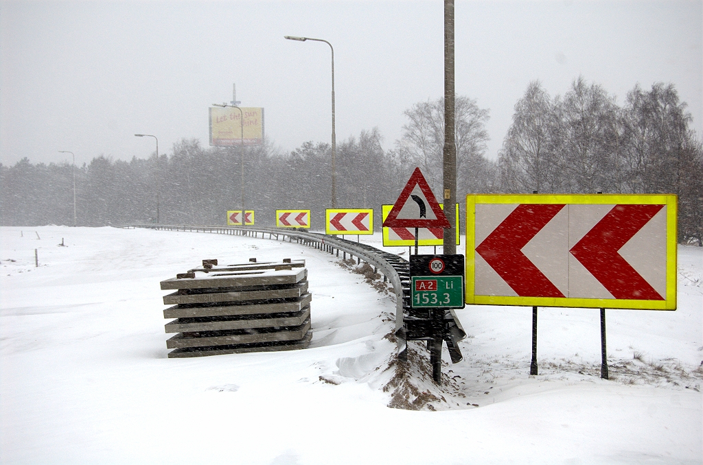 20091220-150804.bmp - En onder deze sneeuw op de oude verbindinsgweg Maastricht-Breda ligt asfalt.