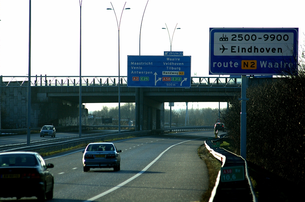 20091226-160608.bmp - A58 (nog wel) in kp. Ekkersweijer. Twee bewegwijzeringsportalen werden hier (achter het niveau 2 viaduct in de A2) reeds geplaatst in  maart 2009 . Nu is er een derde bijgekomen, samen met een volgbord dat identiek is aan  het bermexemplaar langs de A2 vanuit de richting 's Hertogenbosch .