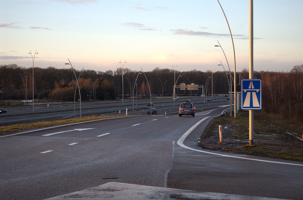 20091226-171232.bmp - Van de zeven aansluitingen in de Randweg Eindhoven is Airport dan ook de enige die een bord G1 langs een toerit heeft staan.  week 200905 