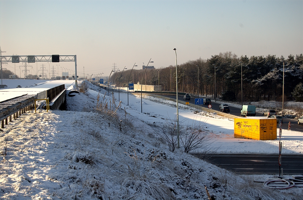 20100103-143801.bmp - Situatie kp. Leenderheide met op de voorgrond een afgesloten rotondedeel. Linksboven het talud naar het "Leender bultje", waar de A67 vanuit de richting Venlo convergeert met de A2 vanuit de richting Maastricht. Rechts de tijdelijke ligging van de parallelrijbaan en links daarvan de definitieve.