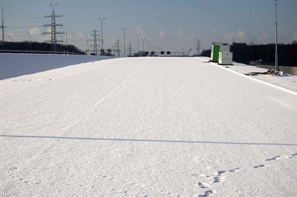 20100130-142937.bmp - Geen hoogteverschillen meer in het sneeuwdek op de A67 vanuit de richting Venlo op het talud naar het Leender bultje. Dat suggereert dat alle onderlagen zijn aangebracht (ondanks het barre weer!) en nog enkel het ZOAB rest.  week 201002 