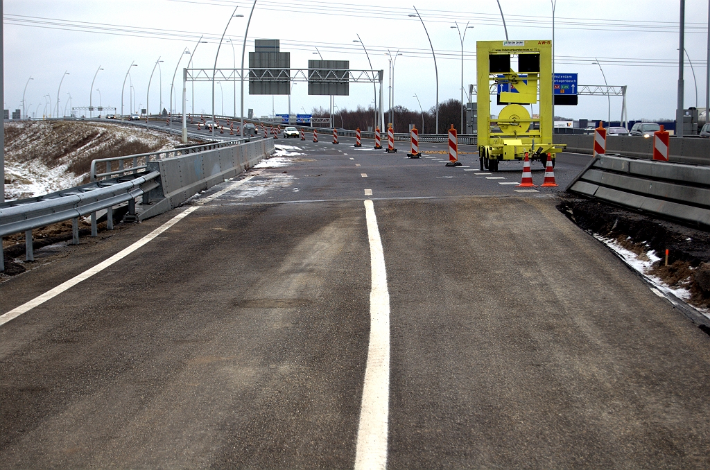 20100213-164005.bmp - Ook de andere aannemer gaat stug door met asfalteren in de winter, zodat de nieuwe verbindingsweg Nijmegen-Breda in kp. Batadorp is aangesloten op KW 3. Nog geen ZOAB, maar dat zal in eerste instantie niet te wijten zijn aan de vorst maar aan de faseringsplannen.  week 201005 