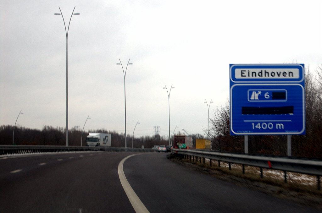 20100213-170257.bmp - Meer nieuwe borden, hier langs de (nog) A58 in kp. Ekkersweijer rijdende in oostelijke richting. Het is identiek aan het exemplaar  langs de A50 in de aansluiting Son en Breugel . Voor verkeer vanuit de richting Breda lijkt het agglomoratiebord ("Eindhoven") overbodig, omdat men die al heeft zien staan  in de aansluiting Best .