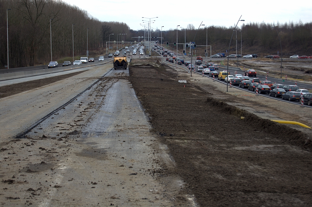 20100221-150333.bmp - Hier werd op de zaterdag voor fotomoment nog gewerkt aan de verbindingsweg Helmond-Breda, met een nieuwe laag asfalt als resultaat. Gekapt perceel nog net zichtbaar rechtsboven.  week 201006 