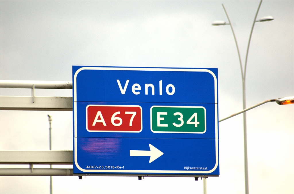 20100221-164751.bmp - Minder spannend bordje voor de relatie Maastricht-Venlo. Qua bordoppervlak lijken de wegnummers trouwens belangrijker dan het doel. Oude bord nog  hier  te herkennen.