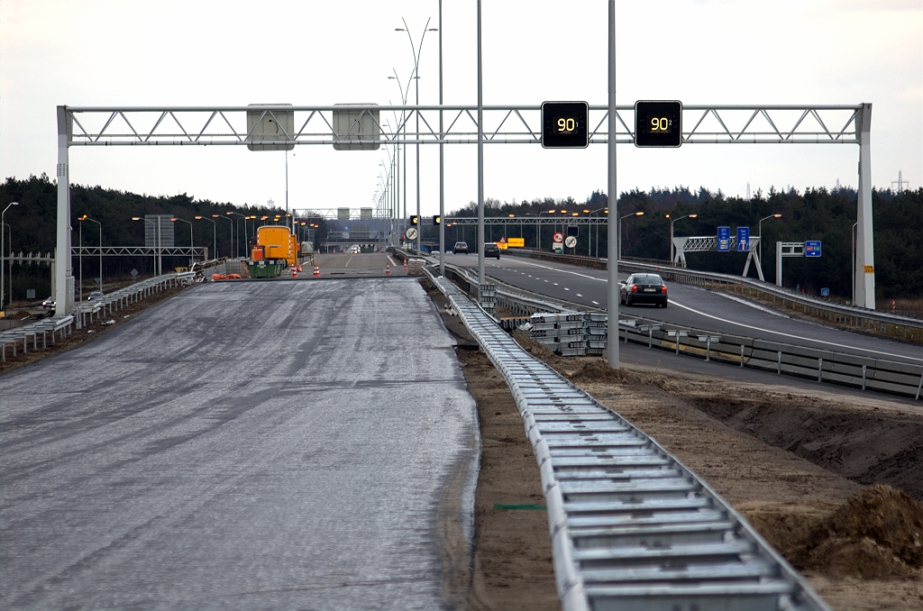 20100221-170628.bmp - 180 graden gedraaid met het zicht naar de bestaande viaducten. Nog wat ontbrekende geleiderail, ook langs de rijbaan in de richting Venlo naast de barrier.  week 201006 