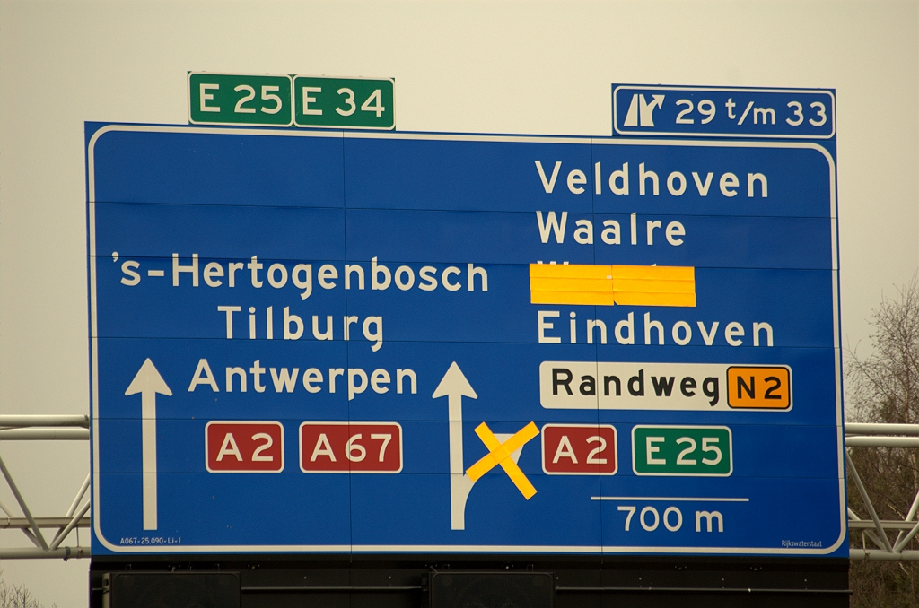 20100227-151702.bmp - Zoals we het graag zien: het woord "Eindhoven" vermeld voor de parallelrijbaanrichting. Vanuit de richtingen  Maastricht  en  's-Hertogenbosch  is dit niet het geval. Het doel "Eindhoven-centrum" wordt dan weer wel toegepast vanuit de richtingen  Antwerpen  en  Breda .