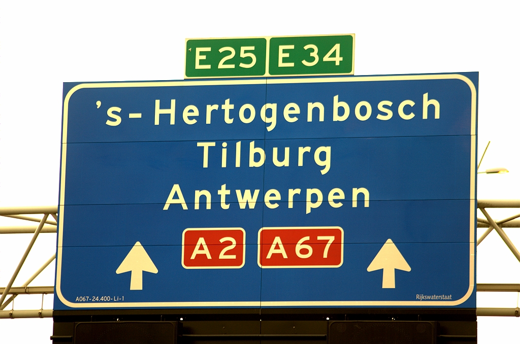 20100227-153231.bmp - Misschien wat inconsequentie in de wegnummerschilden. A2 en A67 duidelijk gescheiden, maar de gedeelde bies tussen de E-nummers herinnert nog aan de dubbelnummering op de Eindhovense zuidas.