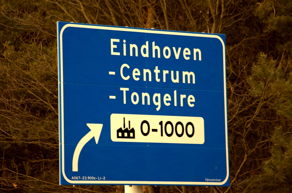 20100227-163113.bmp - Het woord Eindhoven enkel op het bord dat naar de Leenderweg verwijst. Voor de overige Eindhovense doelen wordt de betekenis van "Randweg N2" bekend verondersteld.