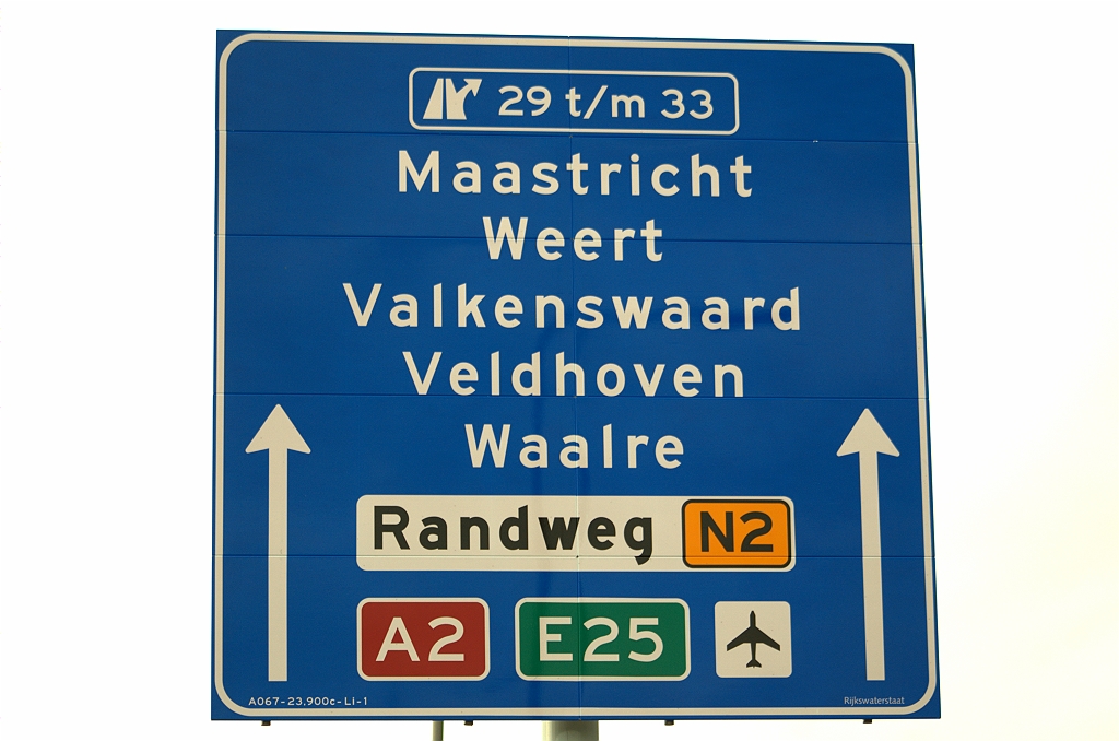20100227-163144.bmp - En nu weer wel Maastricht. Omklaptechnisch misschien juist, maar het gros van het verkeer dat hier van de A67 afgaat zal geinteresseerd zijn in de lokale doelen. Ook Valkenswaard toegevoegd.