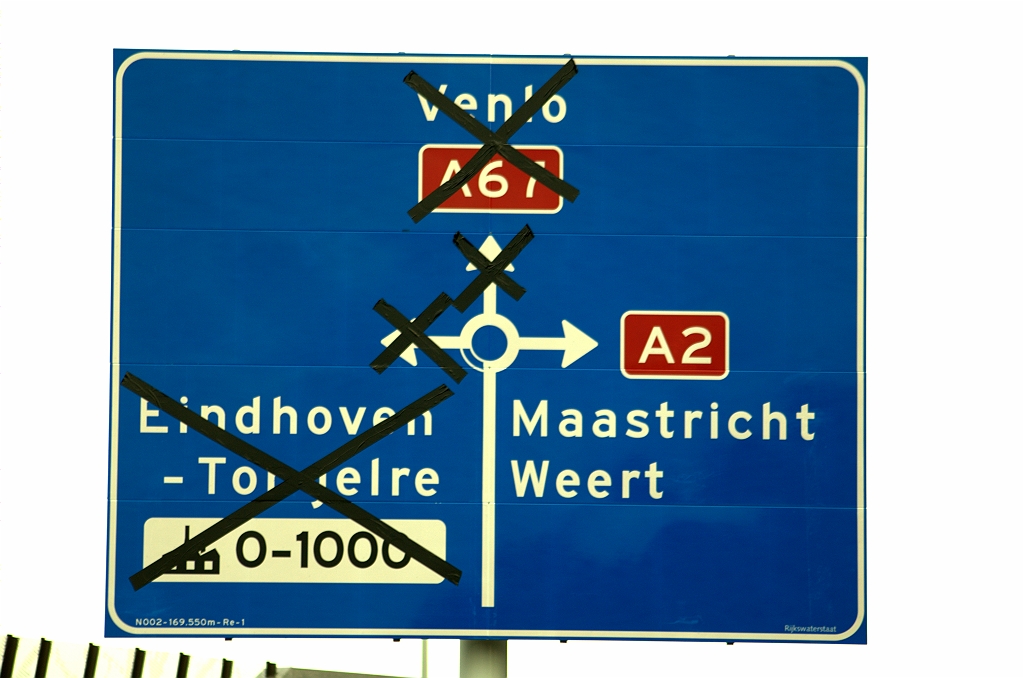 20100227-173710.bmp - Nu weer klassieke rotondebewegwijzering. Vanuit de richtingen Maastricht en Venlo hebben we nu NBA op portalen, en op de Leenderweg een mix van klassieke bermborden en een NBA-portaal.