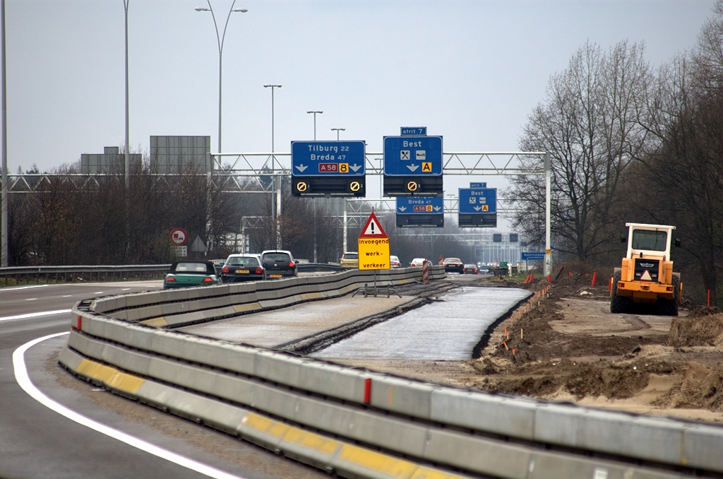 20100404-151408.bmp - Dat betekent dat de nieuwe strook asfalt rechts ongebruikt zal blijven tot de verbreding A58 Eindhoven-Oirschot in uitvoering wordt genomen. Toch aardig dat het nu al aangelegd wordt, en een hint aan de weggebruiker die hier in de file belandt. "We'll be back..."  week 201012 