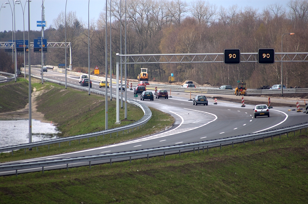 20100404-154619.bmp - De samenvoeging, waarbij de A58 vanuit de richting Maastricht ook nog eens versmalt van drie naar twee rijstroken, is nu al een congestiegevoelig punt. In de plankaarten A58 Eindhoven-Oirschot komt het verdrijfvlak te vervallen en krijgen we drie doorgaande rijstroken naar Oirschot. De verbindingsweg Nijmegen-Breda gaat dan over in een weefvak naar de afrit Best. Dat laatste is in huidige project eveneens de bedoeling, maar de versmalling zal voorlopig blijven.