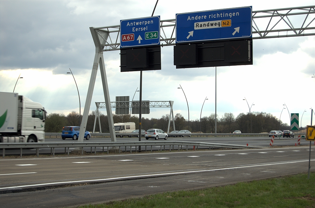 20100411-171401.bmp - Hellinkje van ZOAB waardoor men weer afdaalt naar het dichte asfalt. Vervolg op 23 april, als het parallelbaanwegvak van hier tot in de aansluiting Veldhoven onderhanden wordt genomen.