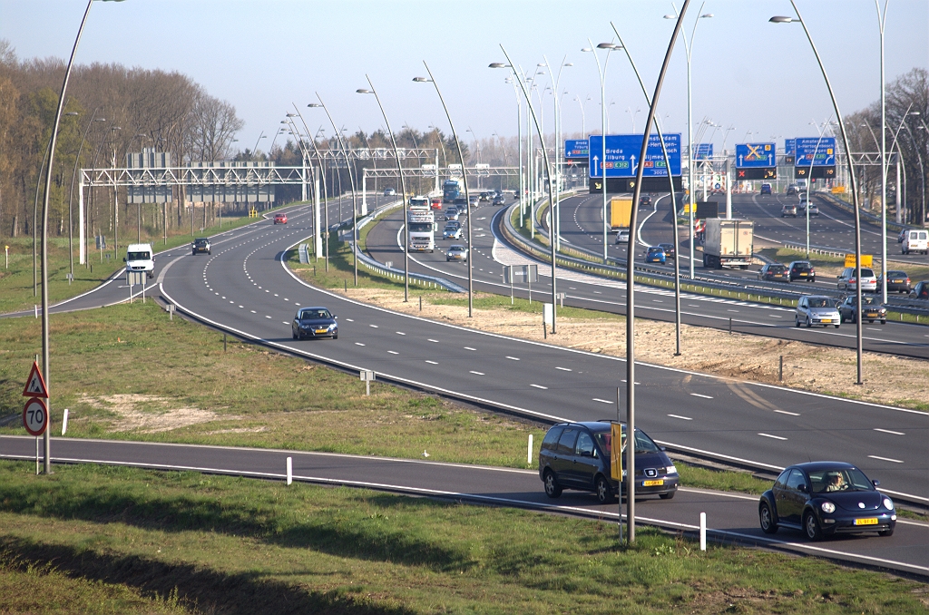 20100417-085407.bmp - Op de N2 parallelrijbaan vanaf kp. Batadorp lijkt zich dus in eerste instantie alleen verkeer vanuit de richting Breda te bevinden...  week 200952 