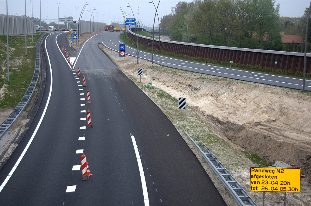20100425-195149.bmp - Op het dag 2 is het karwei geklaard behoudens markering. Die is al wel aanwezig op het wegvak tussen KW 22 en de samenvoeging met de verbindingsweg Antwerpen-Amsterdam, zodat we weer een stukje calamiteitenstrook aan de linkerzijde van de rijbaan ontwaren.