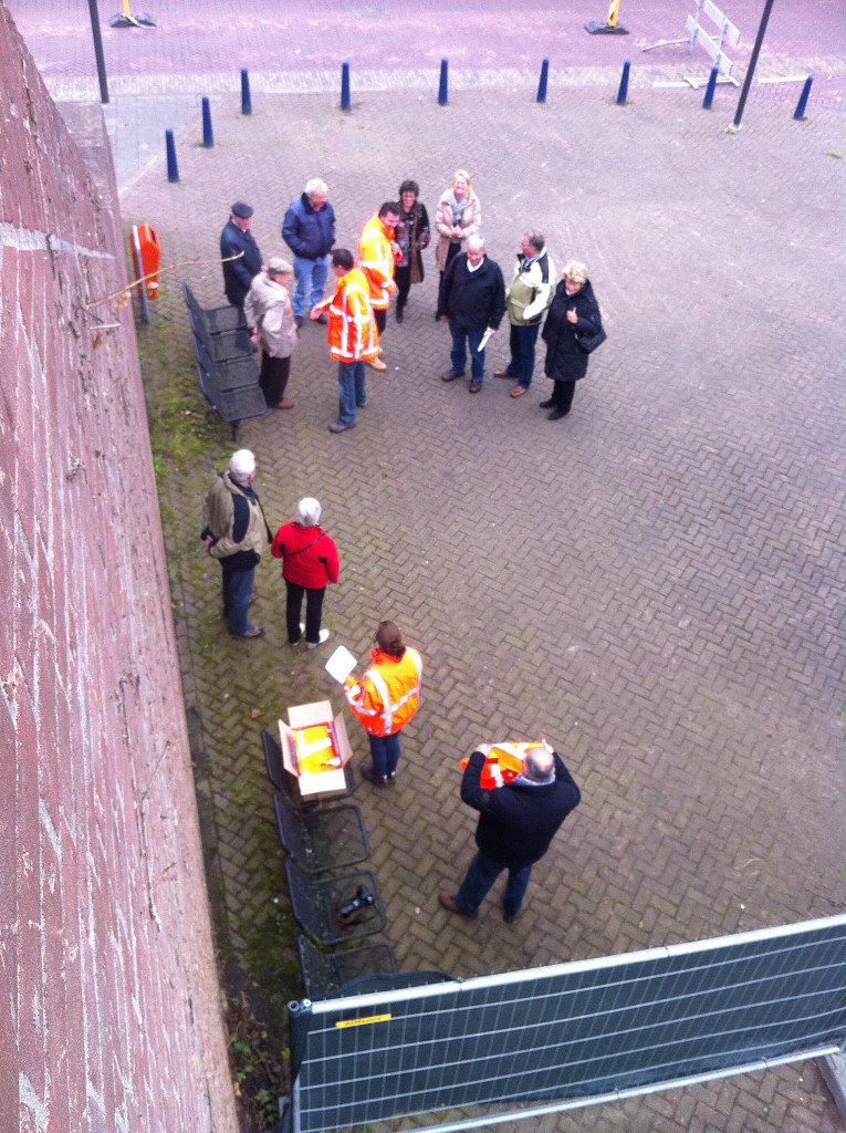 20120419-135459.JPG - Op het Maurickplein in Vught verzamelen zich belangstellenden die deelnemen aan het "kijkje in de keuken" dat aannemer Heijmans heeft georganiseerd.