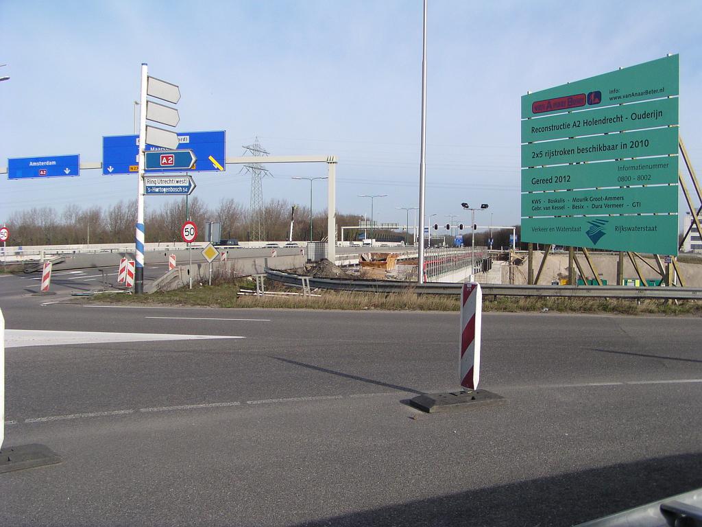 p1260036.jpg - Bestaande aansluiting van de N230 op de A2, waar het viaduct verbreed wordt.