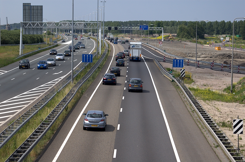 20100626-120427.bmp - Bestaand 2x3 A4 wegvak zuidwestelijk van de aansluiting Zoeterwoude-Dorp, met thans verlegde toerit in de richting Den Haag...