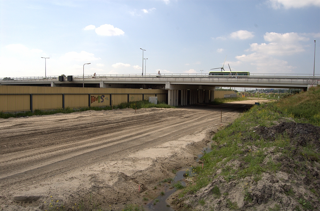 20100626-121558.bmp - Viaduct in de aansluiting Zoeterwoude-Dorp is eveneens niet meer het originele. Misschien vervangen bij de verbreding van het A4 wegvak Zoeterwoude – Leidschendam naar 2x3 in 1998. Westelijke moot heeft er sindsdien ongebruikt bijgelegen en komt nu goed van pas voor de parallelrijbaan.