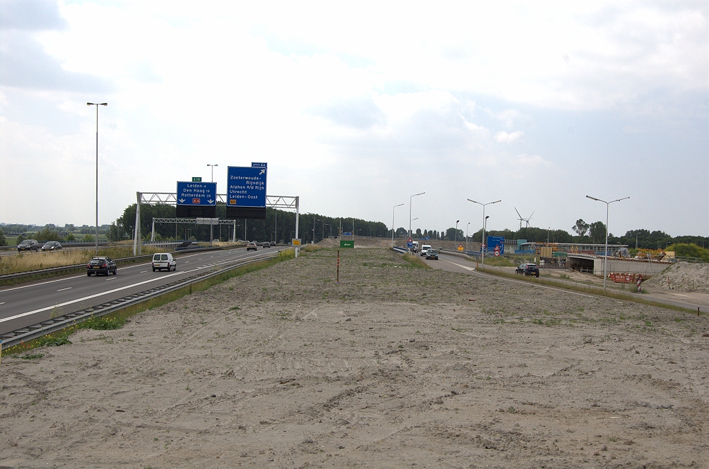 20100626-130538.bmp - ...waarna de stijging begint naar de viaducten over de spoorlijn Leiden-Alphen. Thans zijn het er drie: HRL, HRR en de Willem van der Madeweg (v.l.n.r.) die de aansluiting Zoeterwoude-Rijndijk/N11 verbindt met de Hoge Rijndijk, waar een oude aansluiting gelegen heeft.