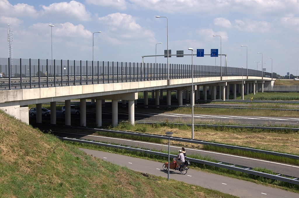 20100626-152234.bmp - Zeven velden tellend viaduct in de aansluiting Hoogmade die behalve de beide A4 rijbanen ook een fietspad, de afrit naar de verzorgingsplaats Bospoort, een toerit en de HSL overspant.