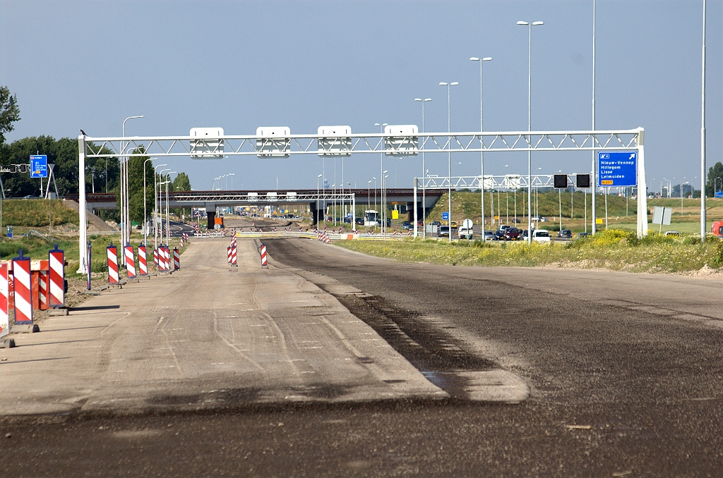 20100626-181202.bmp - Oude A4 rijbanen tussen het knooppunt Burgerveen en het viaduct Lisserweg. Verkeer is overgezet op de nieuwe rijbaan rechts in een 4+0 fasering.