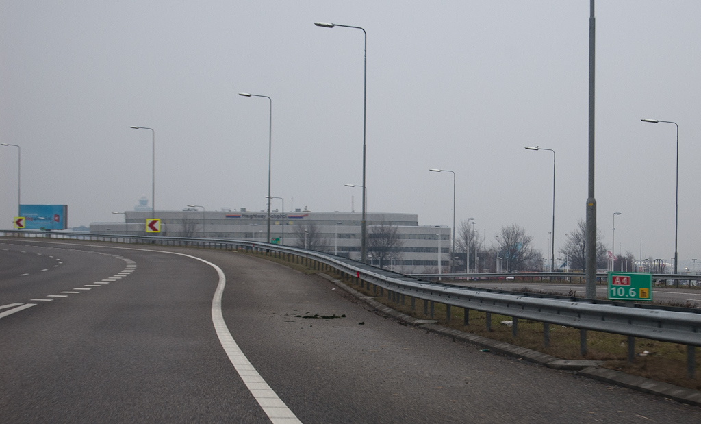 20100123-142459.jpg - Begin van de A5 in het knooppunt de Hoek. We voegen in op de toerit vanaf de N201 in de aansluiting Hoofddorp. Op het talud naar het viaduct over de A4 is de weg nog als A4 genummerd.
