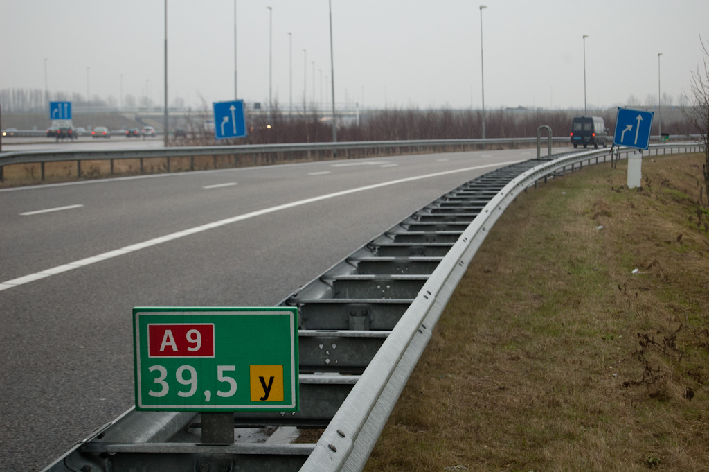 20100123-161737.jpg - Interessante reeks hectometerbordjes in de verbindingsweg Haarlem-Den Haag in het knooppunt Raasdorp. Het toevoegsel "y" (rangeerbaan van het hoogste kruisende wegnummer, hectometrering aflopend) is logisch. De verbindingsweg loopt immers over de zuidelijke rangeerbaan, ook al is die nog niet volledig in functie.