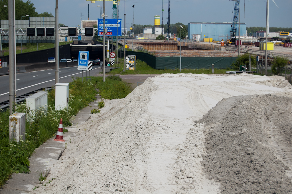 20100515-144622.jpg - Viaduct Coenhavenweg, noordoost zijde. Oude (links) en nieuwe Coentunnel.