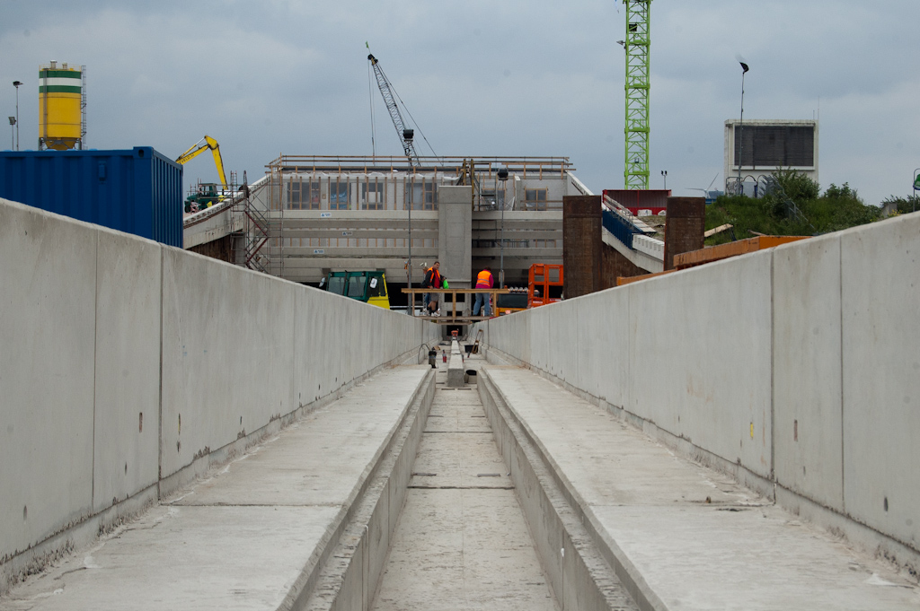 20110528-141850.jpg - De tunnel krjgt twee rijbanen, in de toeritten gescheiden door deze betonconstructie.