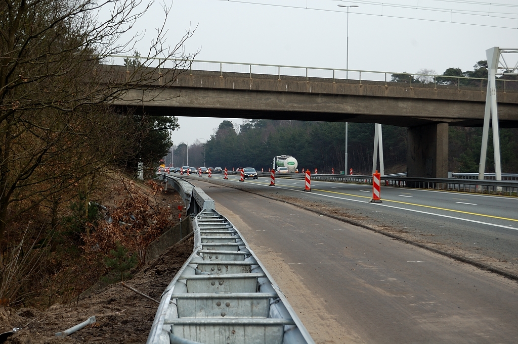 20110220-131640.JPG - 1,7 km zuidelijker, bij het viaduct in de spoorlijn Utrecht-Arnhem, zijn de onderlagen voor de verbreding reeds gerealiseerd. Tevens nieuwe geleiderail hier, dat via een tweetraps constructie aansluit op een stalen barrier op het viaduct over het fietspad Oosterbeek-Wolfheze.