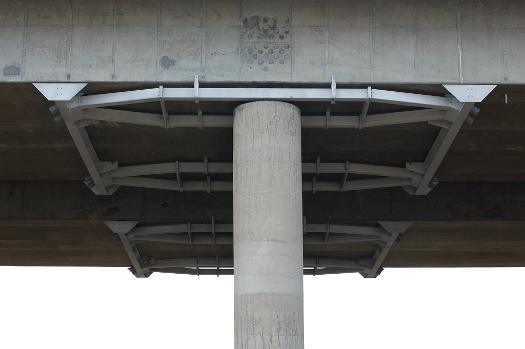 20110220-153522.JPG - Het zijn stalen verstevigingen van de verder geheel betonnen brug. In de zijden van de liggers zijn afgesmeerde boringen herkenbaar, misschien voor het aanbrengen van dwarsversterking.