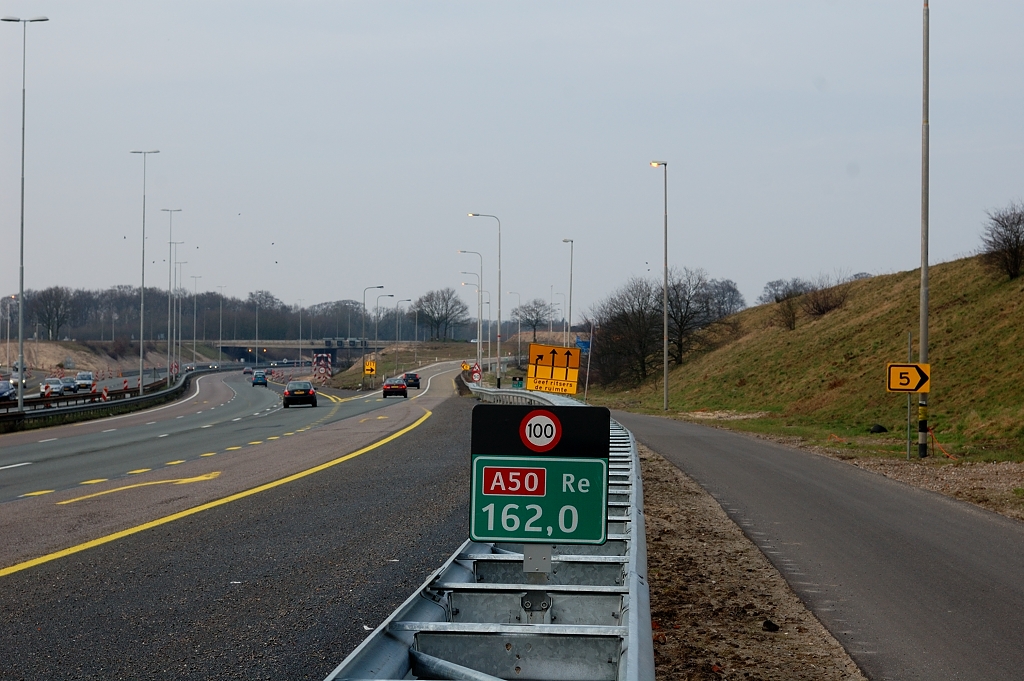 20110220-160353.JPG - Nieuwe geleiderail en daarop eveneens nieuwe hectometerbordjes. Er blijft dus een permanente limiet 100 op de Nederrijnbrug en omgeving.