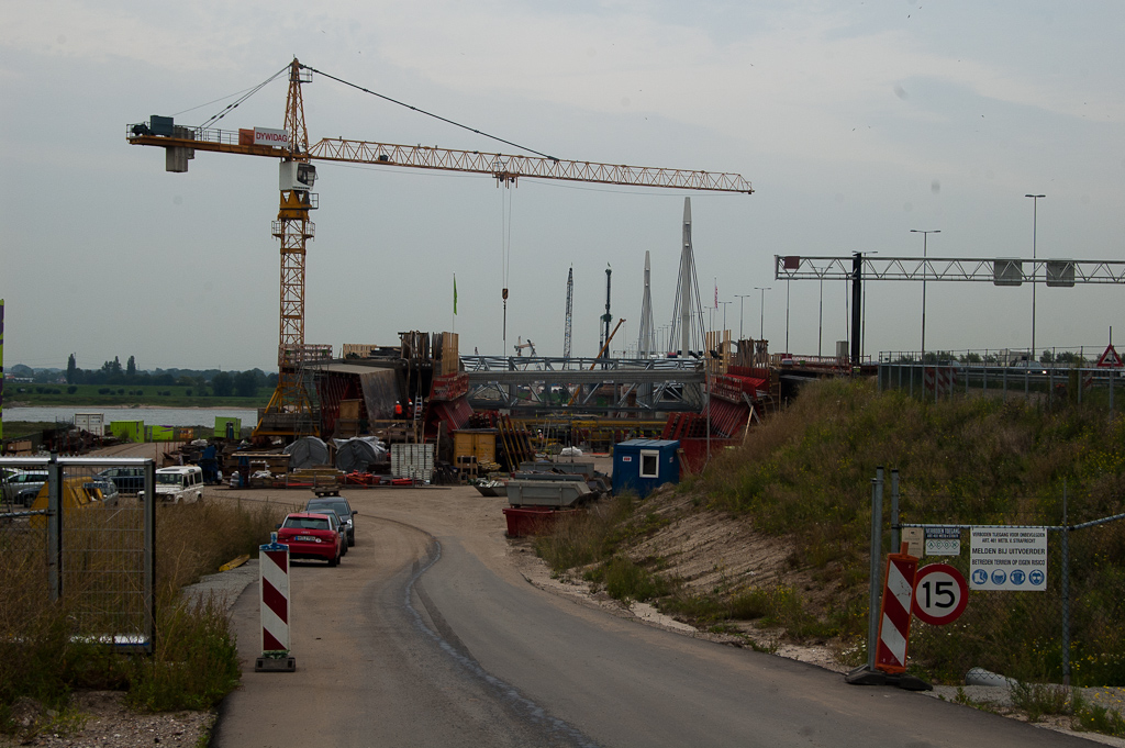 20110803-130514.jpg - Centrum van de activiteit is thans bij de Waal, waar de tweede brug in de A50 wordt gerealiseerd.