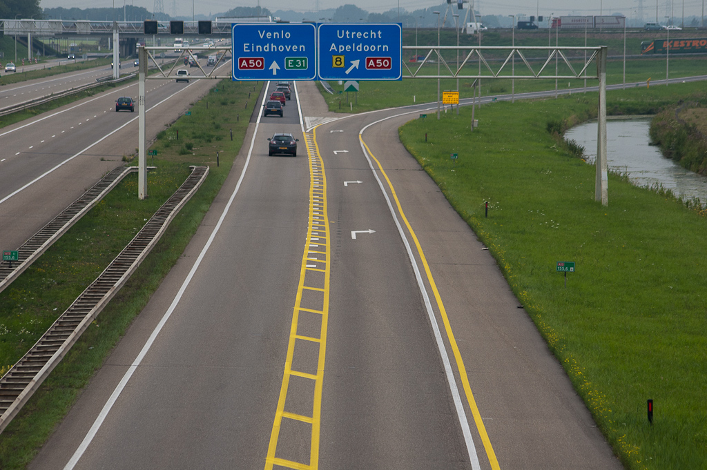 20110803-145933.jpg - Aan de gele kleur te zien, tijdelijke maatregelen in de noordelijke rangeerbaan van de A15 in kp. Valburg, zodat verkeer vroegtijdig moet kiezen.