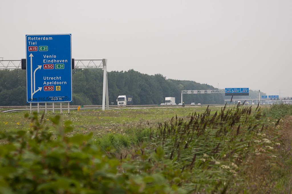 20110803-151341.jpg - Het vorkbord daarentegen maakt ten onrechte de indruk dat je eerst moet uitvoegen naar de parallelbaan en pas daarna de keuze Eindhoven/Apeldoorn maakt.