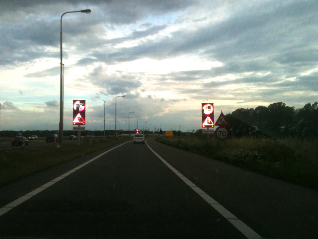 20120707-203021.JPG - Dynamische snelheidsbeperking op de A50 parallelrijbaan in het knooppunt Valburg...