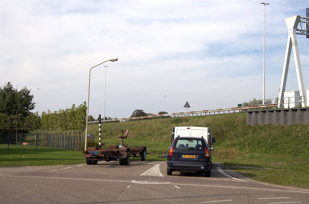 20101003-154119.bmp - De oude brug is er dus nog, maar andere historie is verwijderd, zoals de originele aansluiting Oirschot. Enige overblijfselen zijn nog te herkennen, zoals de afrit vanuit de richting Tilburg. Een stompje ervan is blijven liggen aan de Hekdam. Zelfs een lichtmast en armatuur-loos verkeerslicht staan er nog.