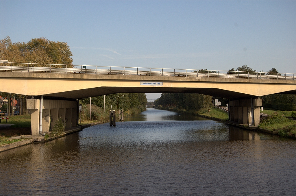20101003-154214.bmp - In 1959 was de rijksweg 63 tussen Tilburg en Oirschot nog enkelbaans, en zou het nog twee jaar duren voor het direct als 2x2 aangelegde wegvak Oirschot-Eindhoven werd opengesteld. Misschien was de smalle brug niet ontworpen op 2x2, en/of was er aanvankelijk geen rijbaanscheiding.