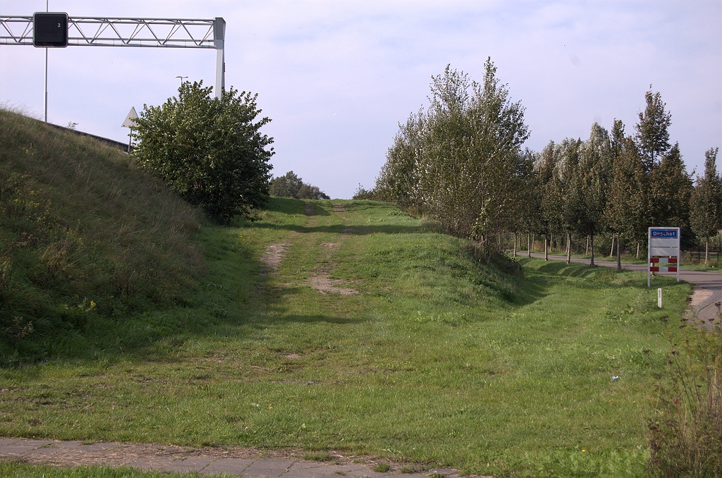 20101003-154618.bmp - Bij de voormalige toerit in de richting Tilburg was dat anders. Meteen een pittige helling naar de dalende A58 HRR vanaf de brug over het Wilhelminakanaal.