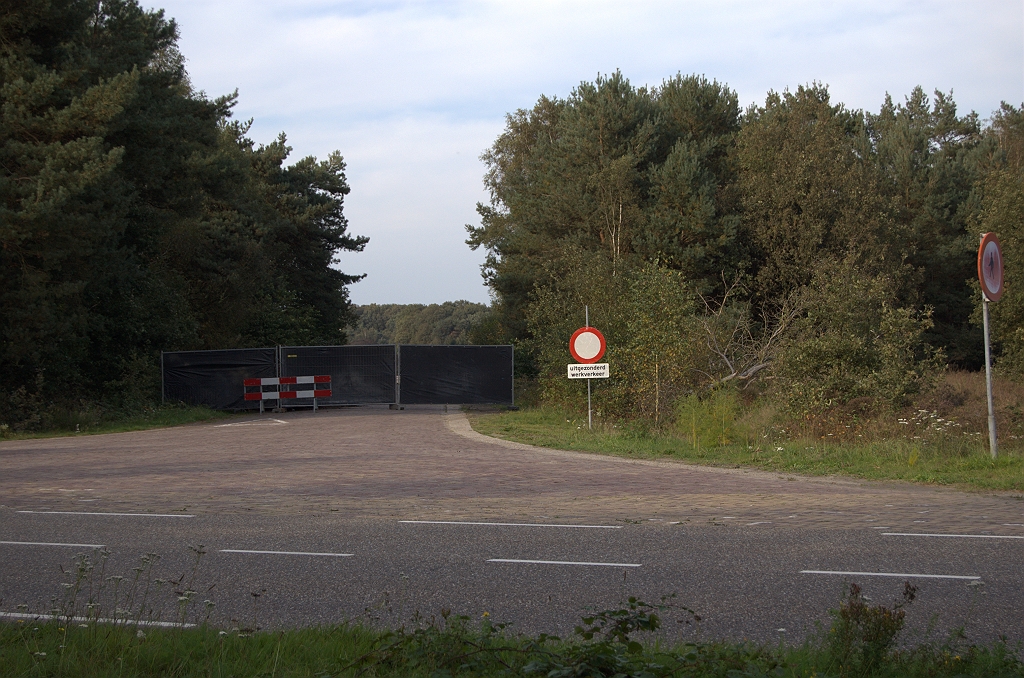 20101003-164127.bmp - Voormalige militaire aansluiting op de A58 HRR, op het punt waar hij vertrekt/aankomt op de Eindhovensedijk, waaraan de Generaal-Majoor De Ruyter van Steveninck kazerne is gelegen. Verkeersbord rechts is enigzins van de rijbaan weggedraaid...