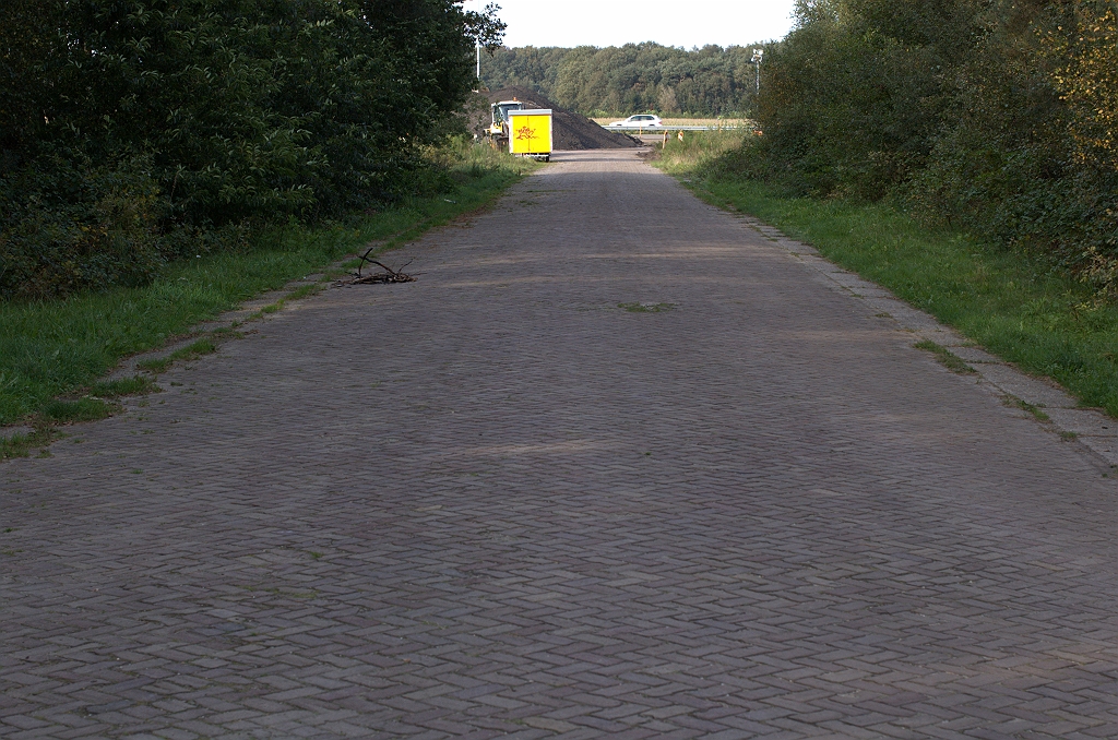 20101003-164518.bmp - Af/toerit is vervaardigd van straatklinkers met een breed model betonnen opsluitbanden, en is meteen gerealiseerd bij de aanleg van de rijksweg 63 wegvak Oirschot-Eindhoven in 1961. Onwillekeurig vraagt men zich af of alle aansluitingen op die weg er oorspronkelijk zo uit hebben gezien.